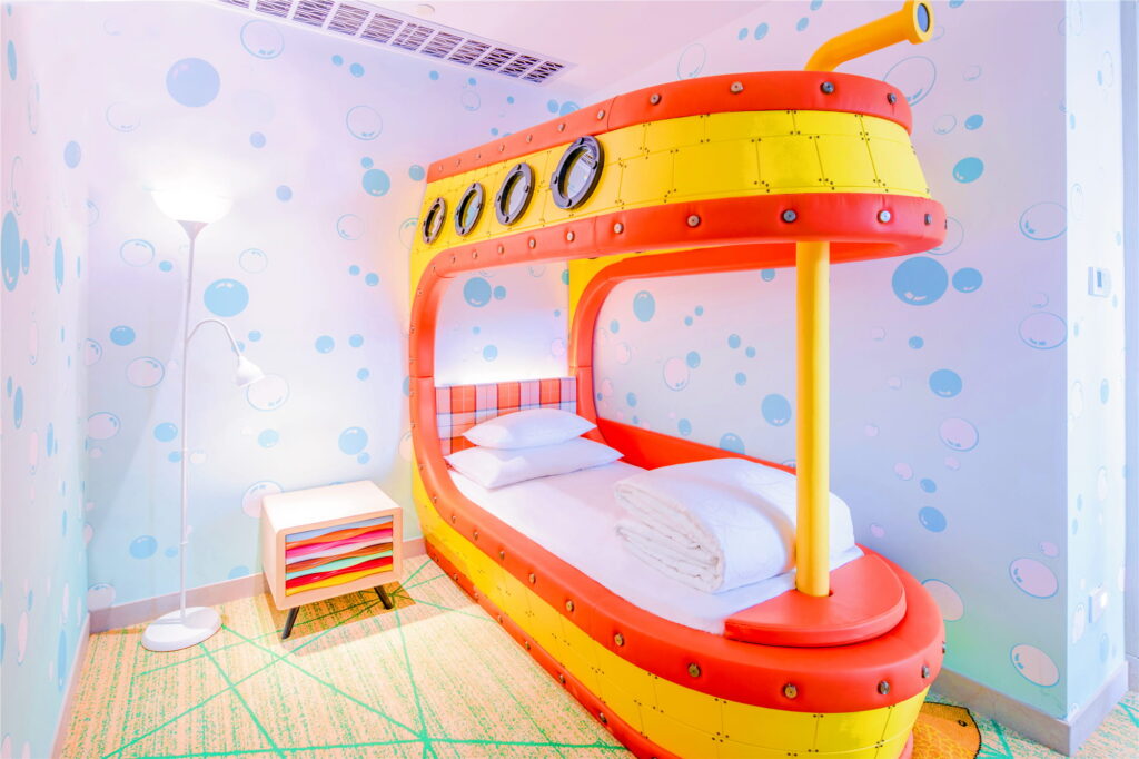 เตียงนอนที่ Chimelong Spaceship Hotel สำหรับคุณหนู ๆ เป็นรูปทรงเรือ สีสันน่ารัก