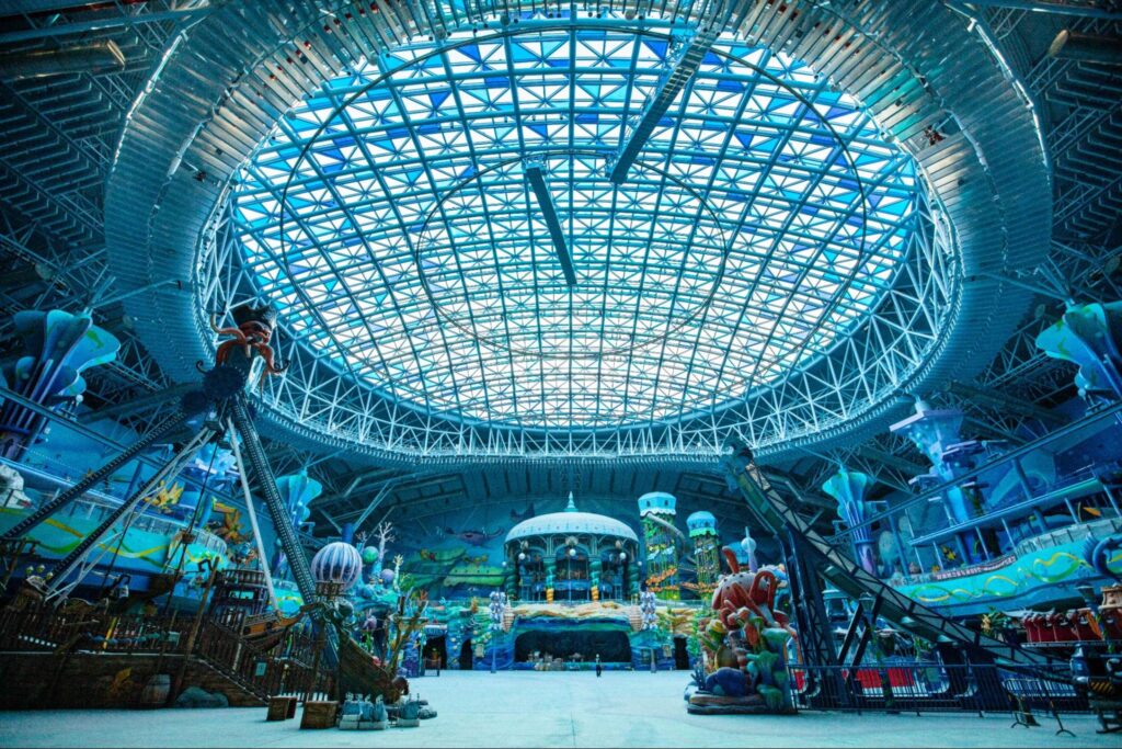 ชั้นล่างของสวนสนุก คือ Grand Hall โถงกลางโดมกระจกขนาดใหญ่ภายใน Chimelong Spaceship จูไห่ ตกแต่งธีมโลกใต้ทะเล พร้อมเครื่องเล่นเรือโจรสลัดและปลาหมึกยักษ์