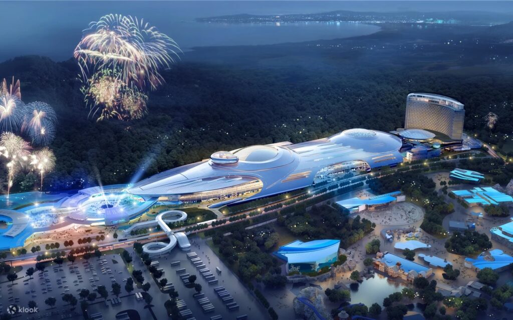 Chimelong Spaceship Park ทั้งสองชั้นถูกเนรมิตให้เต็มไปด้วยโซนจัดแสดงและเครื่องเล่นแบบจัดเต็ม