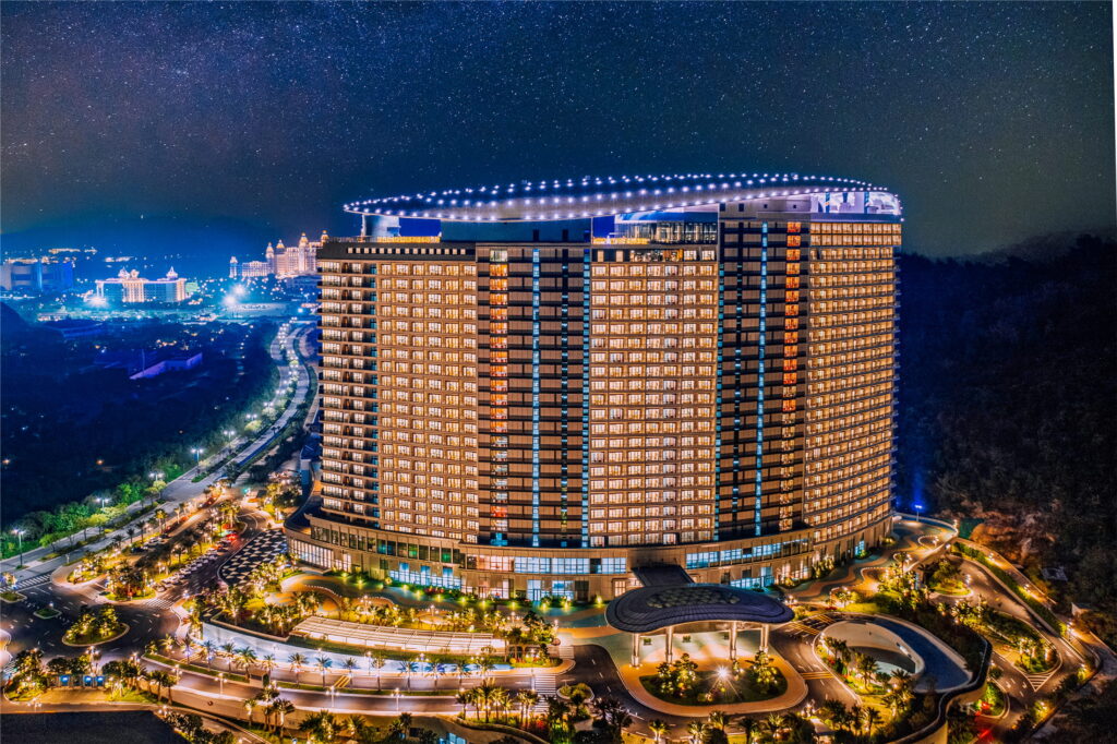 โรงแรม Chimelong Spaceship Hotel ในเมืองจูไห่ ประเทศจีน มีห้องพักและห้องสวีททั้งหมด 1,250 ห้อง โรงแรมสูง 26 ชั้น และแบ่งห้องพักออกเป็น 6 ธีมทางทะเล