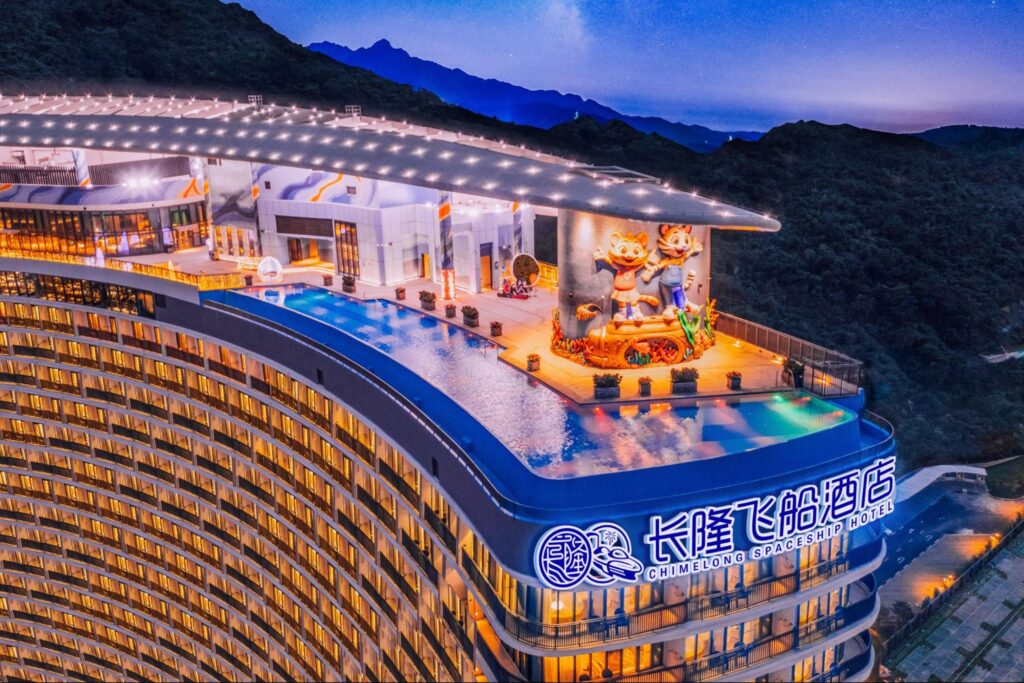 โรงแรม Chimelong Spaceship Hotel ในเมืองจูไห่ ประเทศจีน มีห้องพักและห้องสวีททั้งหมด 1,250 ห้อง โรงแรมสูง 26 ชั้น และแบ่งห้องพักออกเป็น 6 ธีมทางทะเล