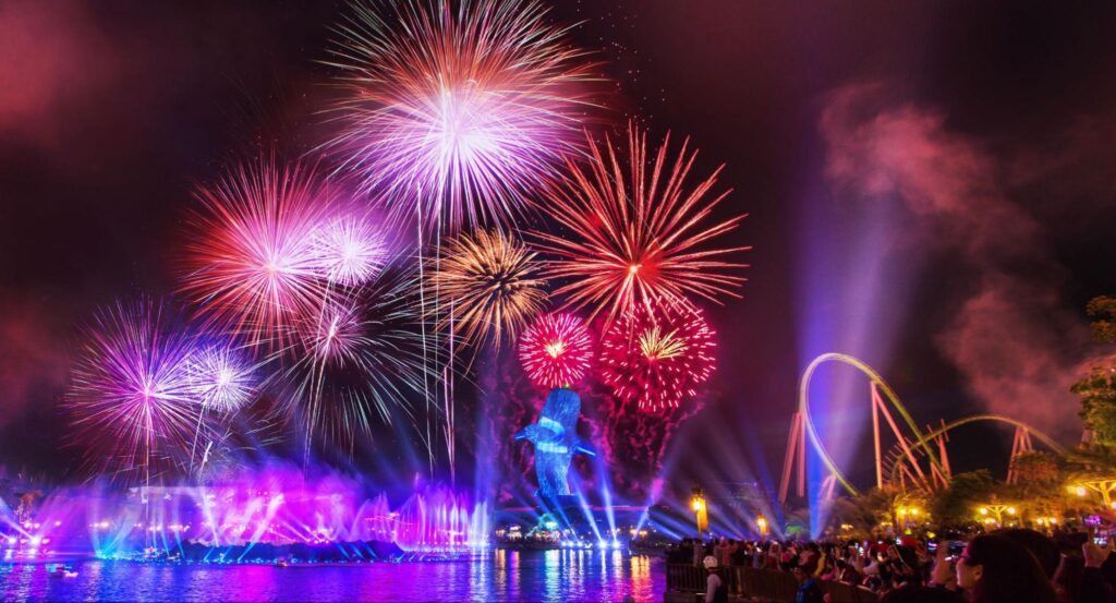 การแสดงพลุสุดอลังการยามค่ำคืนที่ Chimelong Ocean Kingdom จูไห่ พลุหลากสีสว่างเต็มท้องฟ้าเหนือทะเลสาบ พร้อมน้ำพุแสงสีสุดอลัง