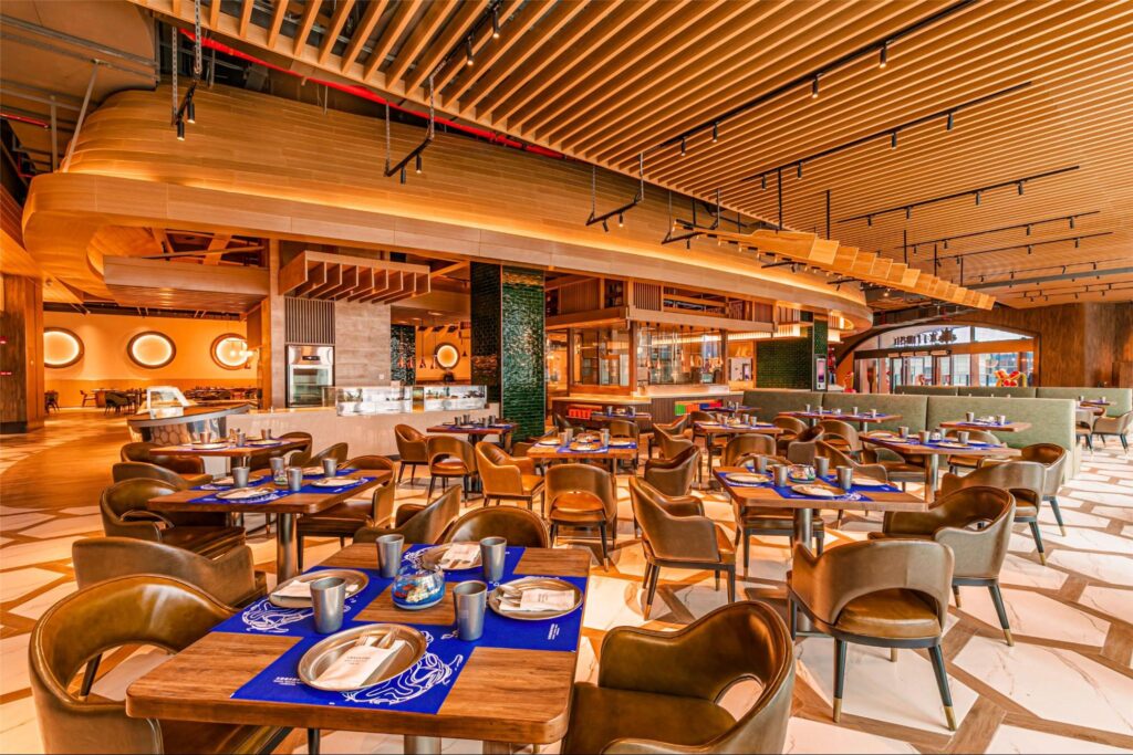 บรรยากาศห้องอาหารของ Chimelong Spaceship Hotel ที่ตกแต่งโทนไม้สีอบอุ่น ดูทันสมัย
