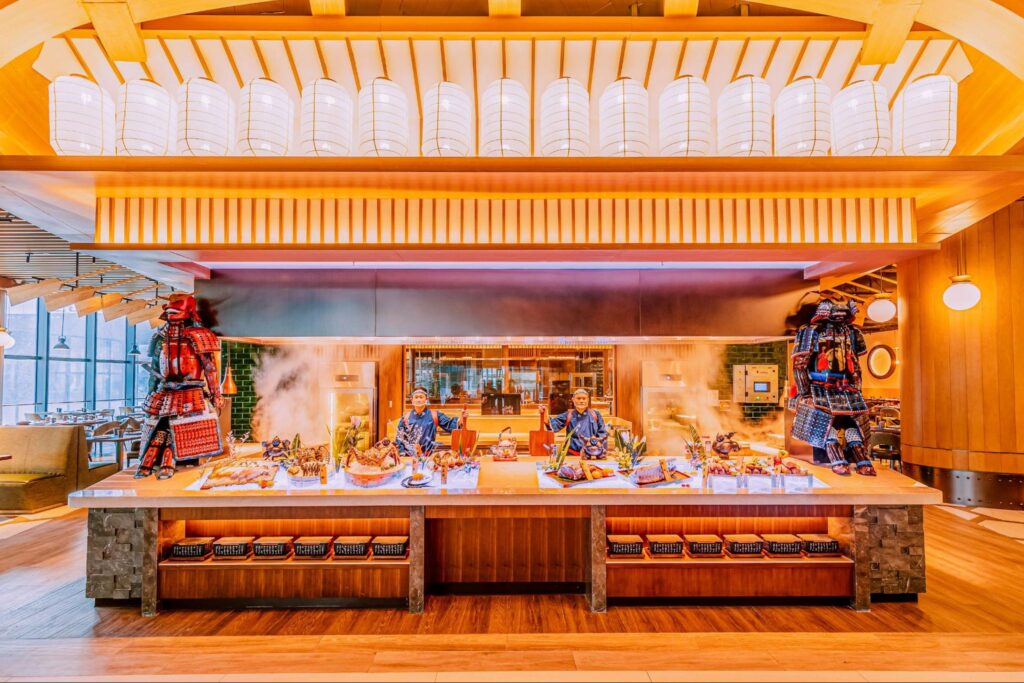 ไลน์บุฟเฟต์แบบ Live Cooking Station ในห้องอาหารของ Chimelong Spaceship Hotel