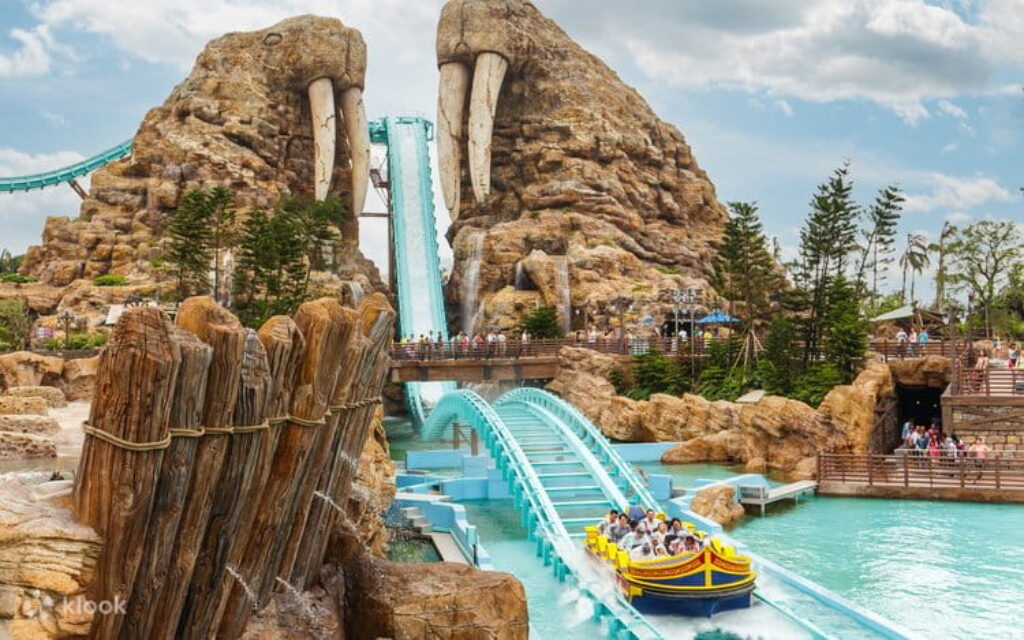 เครื่องเล่น Mt. Walrus ที่ Chimelong Ocean Kingdom จูไห่ เรือสไลด์น้ำกำลังพุ่งลงรางระหว่างภูเขาหินรูปวอลรัสขนาดใหญ่ในธีมอาร์กติก