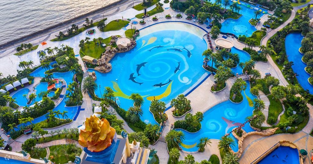 วิวสระว่ายน้ำขนาดใหญ่ Chimelong Hengqin Bay Hotel Zhuhai ใกล้ Chimelong Ocean Kingdom