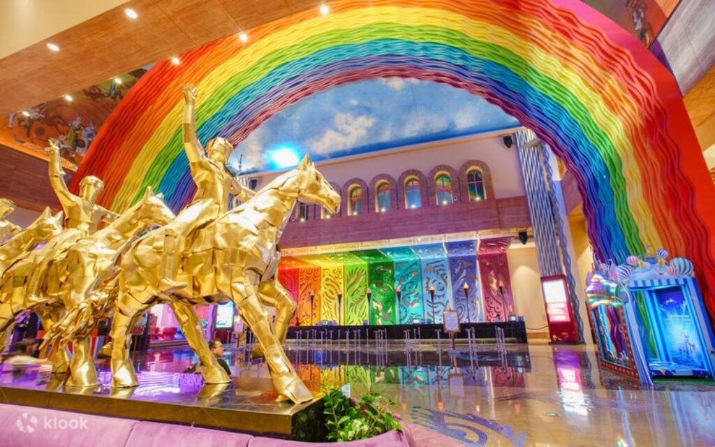 ล็อบบี้ Chimelong Circus Hotel Zhuhai ตกแต่งธีมละครสัตว์พร้อมซุ้มสายรุ้งสีสันสดใส