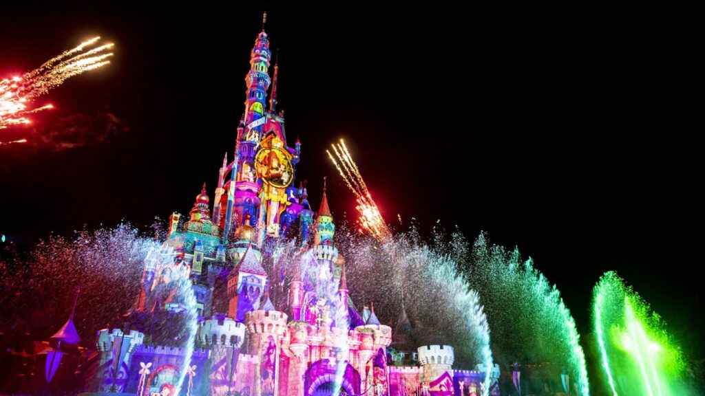 โชว์พลุและแสงสีเสียงยามค่ำคืน "Momentous" หน้าปราสาท Castle of Magical Dreams 